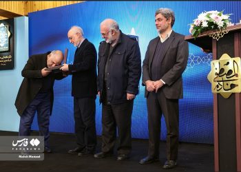 اهدای نشان خادم المصطفی(ص) به مدیرعامل بانک قرض‌الحسنه رسالت