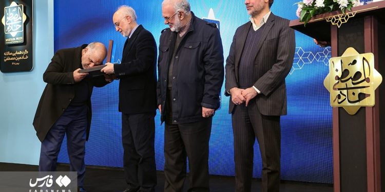 اهدای نشان خادم المصطفی(ص) به مدیرعامل بانک قرضالحسنه رسالت